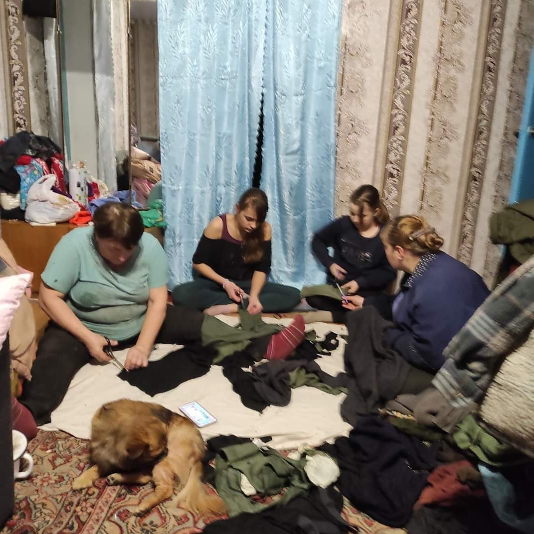 Ви зараз переглядаєте Сім’я, яка провела на війну двох захисників, в’яже сітки