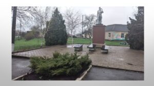 Детальніше про статтю Біля підніжжя пам`ятника у центрі Самарського посадили ялівець