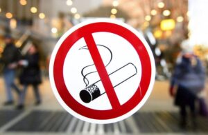 Read more about the article Сувора заборона палити цигарки, електронні сигарети та кальян у громадських місцях