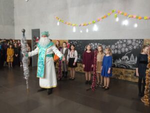 Детальніше про статтю Новорічне свято в Петропавлівці: веселі розваги, різдвяна ялинка, солодощі від обласного депутата