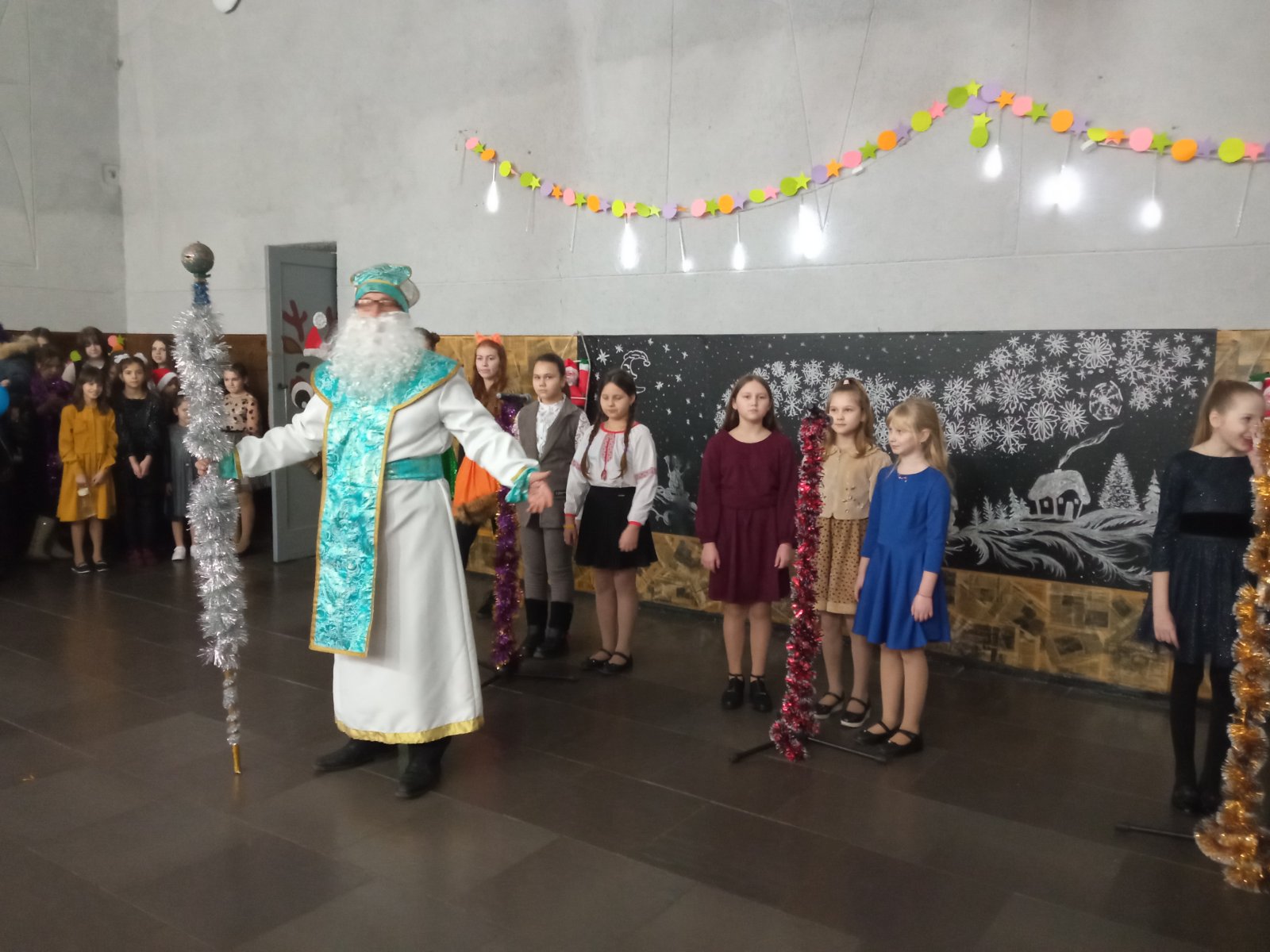 Ви зараз переглядаєте Новорічне свято в Петропавлівці: веселі розваги, різдвяна ялинка, солодощі від обласного депутата