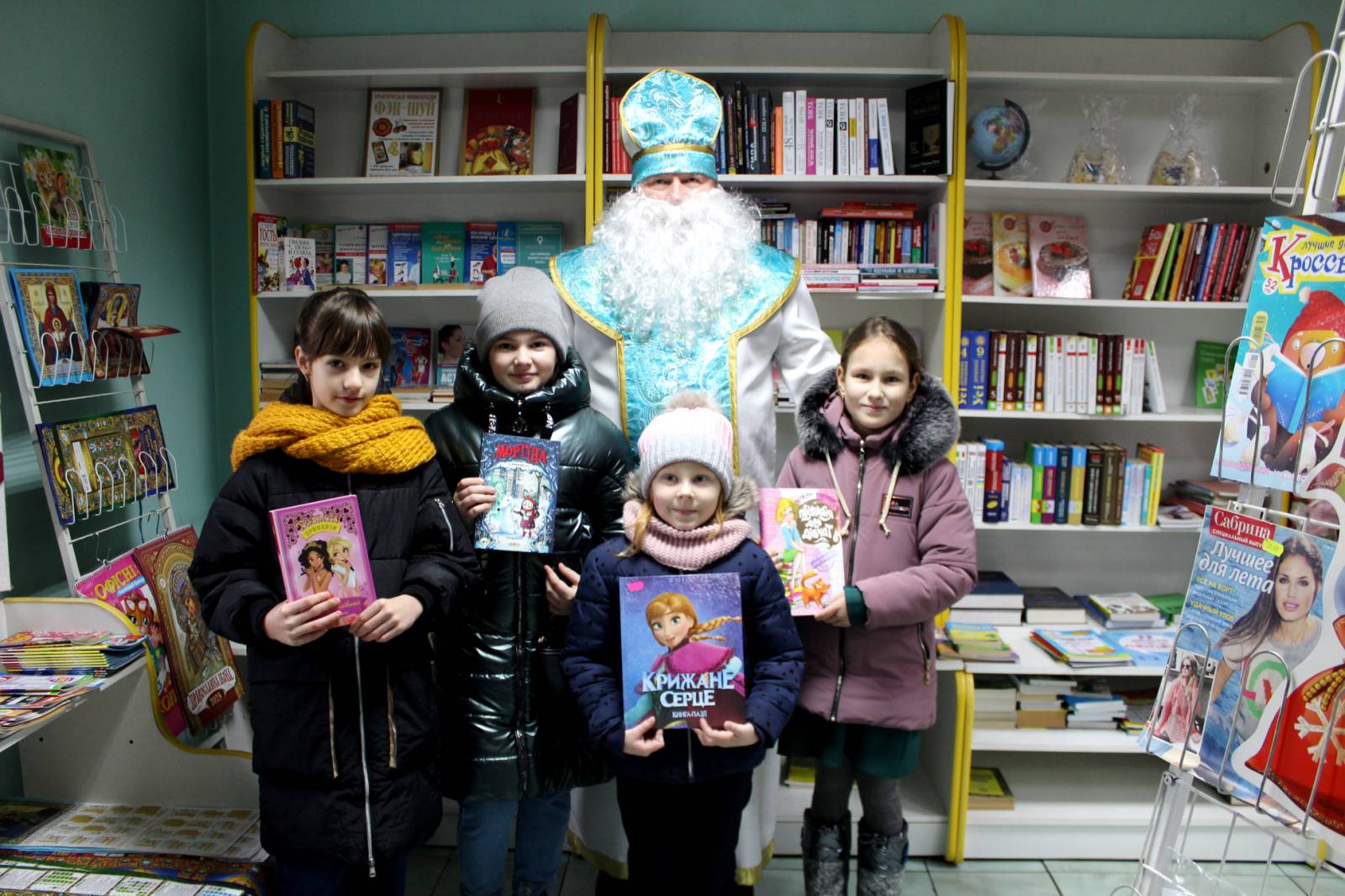 Детальніше про статтю Новорічна мандрівка в книжкову крамницю для переможців конкурсу