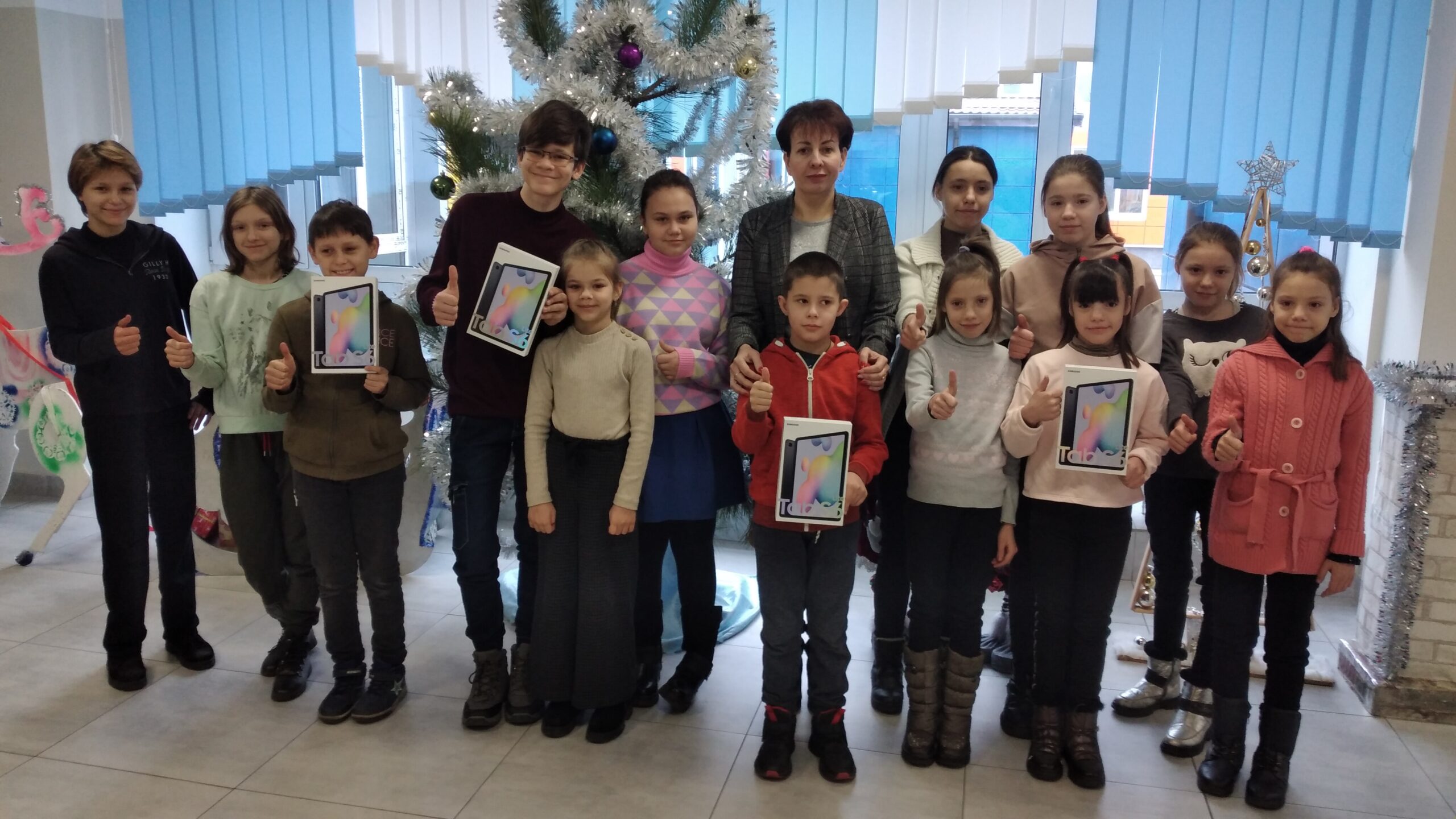 Детальніше про статтю Учні Петропавлівської громади отримали сучасні планшети для онлайн навчання