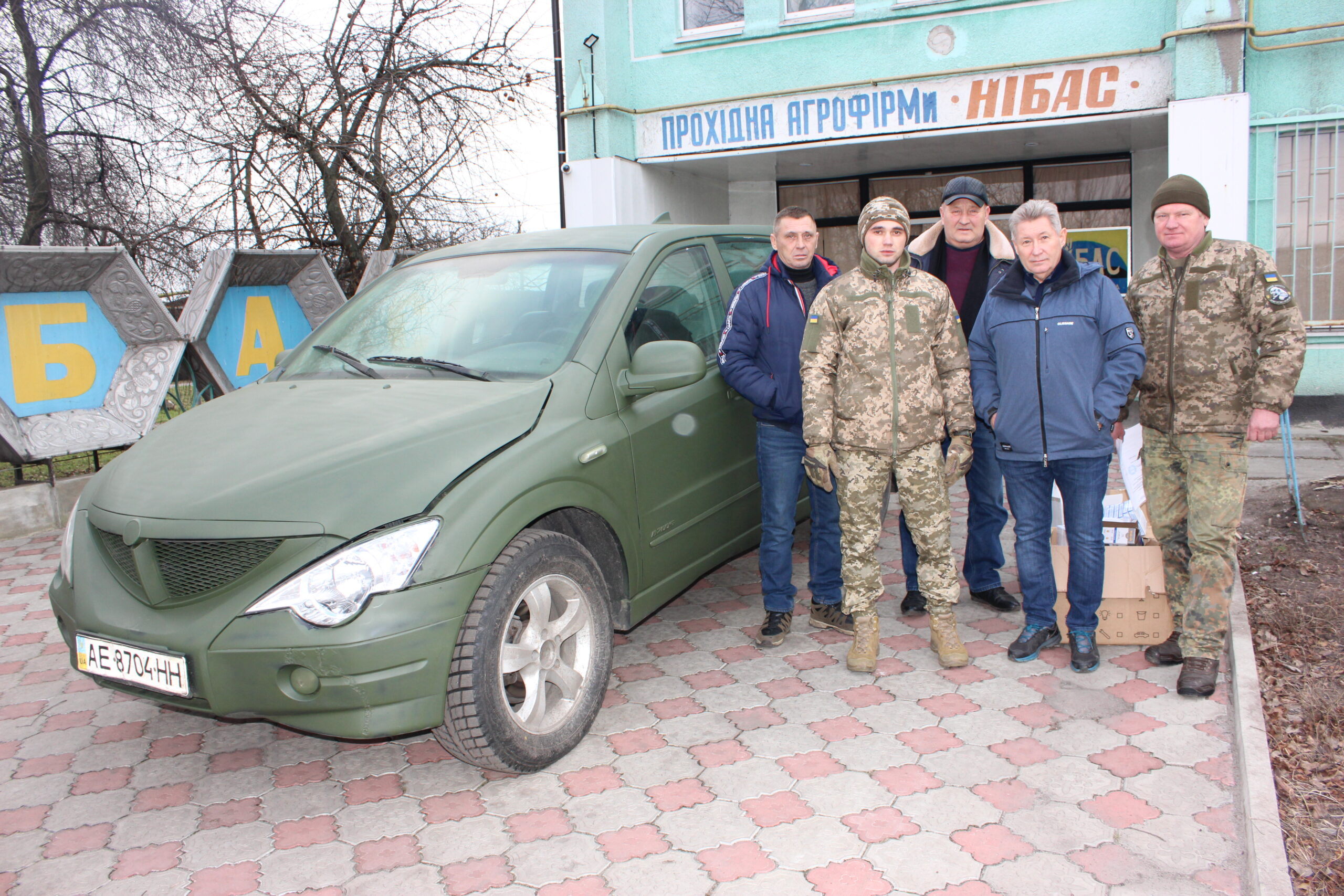 Ви зараз переглядаєте Позашляховик від обласного депутата та допомогу від волонтерів передали захисникам на передову