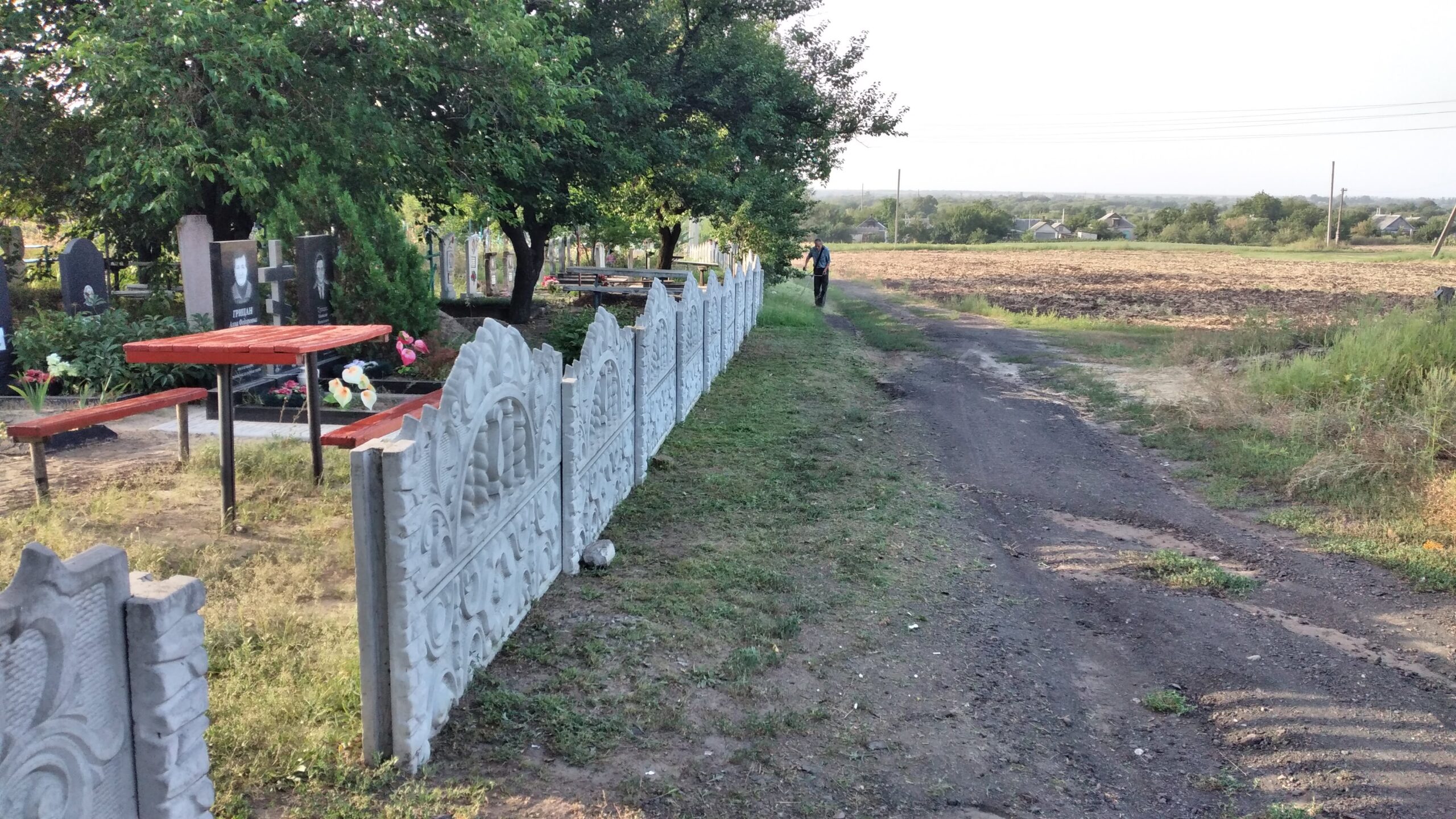 Детальніше про статтю Згадаймо, що треба навести порядок на кладовищі, де спочивають наші рідні