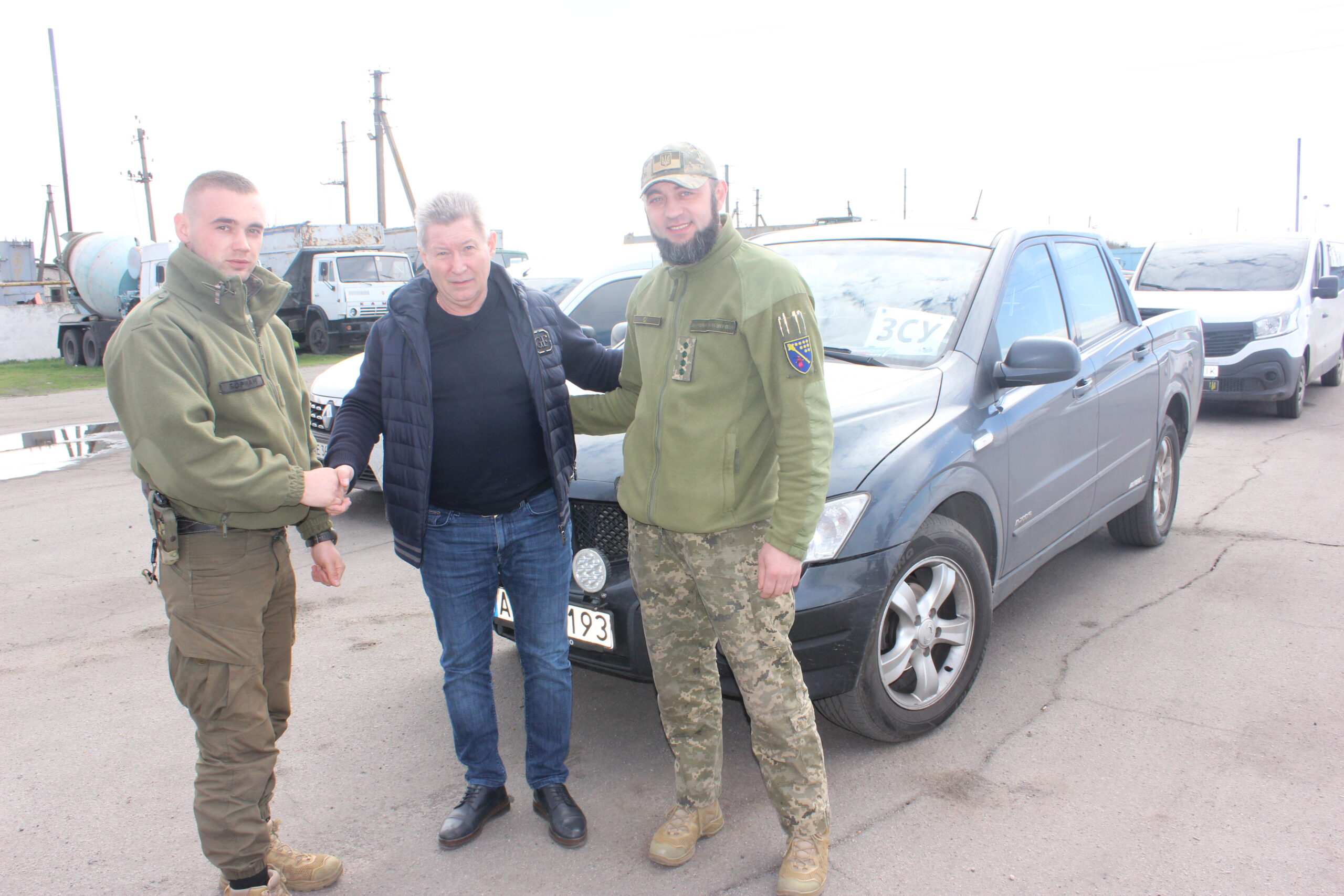 Детальніше про статтю Ще один позашляховик обласний депутат передав захисникам на передову