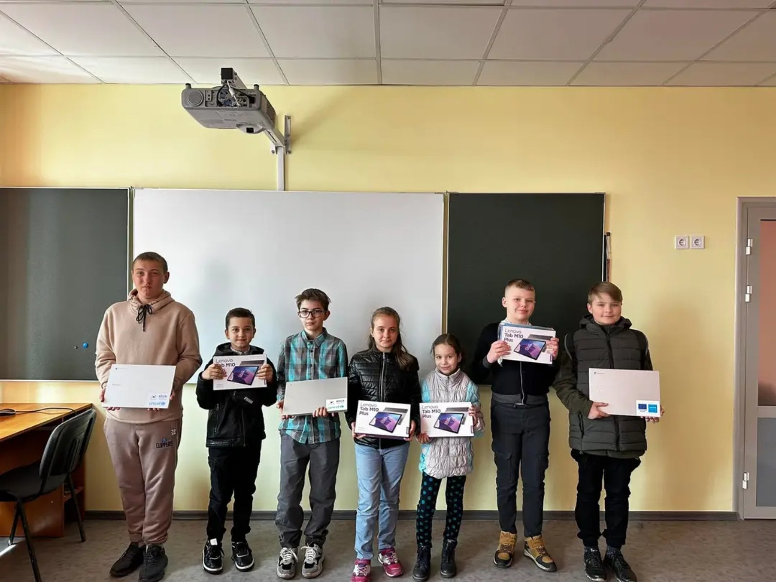 Ви зараз переглядаєте Нові сучасні гаджети для онлайн-навчання отримали учні Петропавлівського ліцею №2