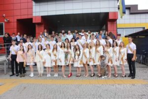 Детальніше про статтю Останній дзвоник пролунав для одинадцятикласників Петропавлівського ліцею №2