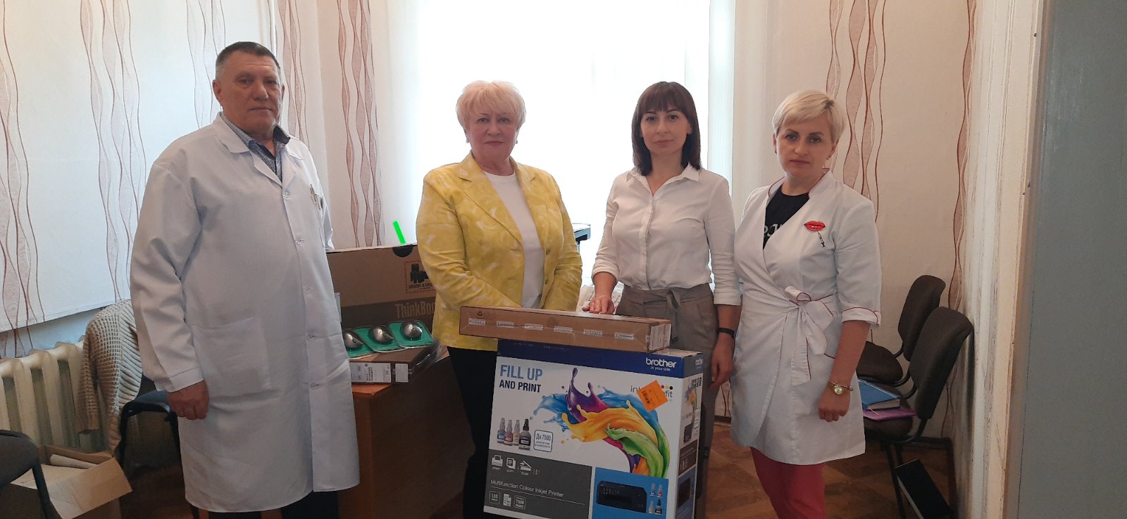 Ви зараз переглядаєте Нову комп’ютерну техніку обласний депутат передав до Першотравенської лікарні