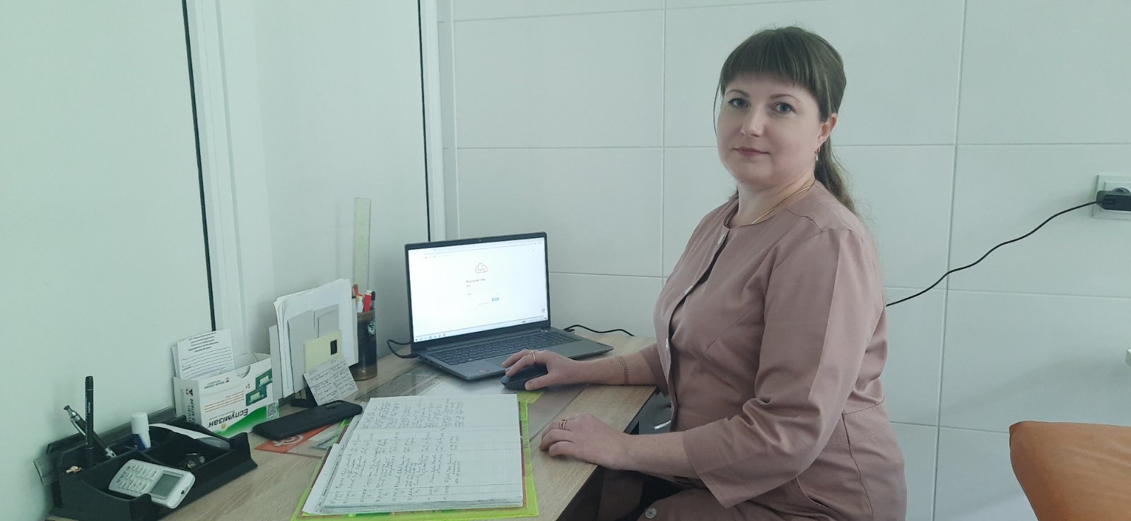 Ви зараз переглядаєте Першотравенські лікарі вже працюють на ноутбуках, подарованих обласним депутатом