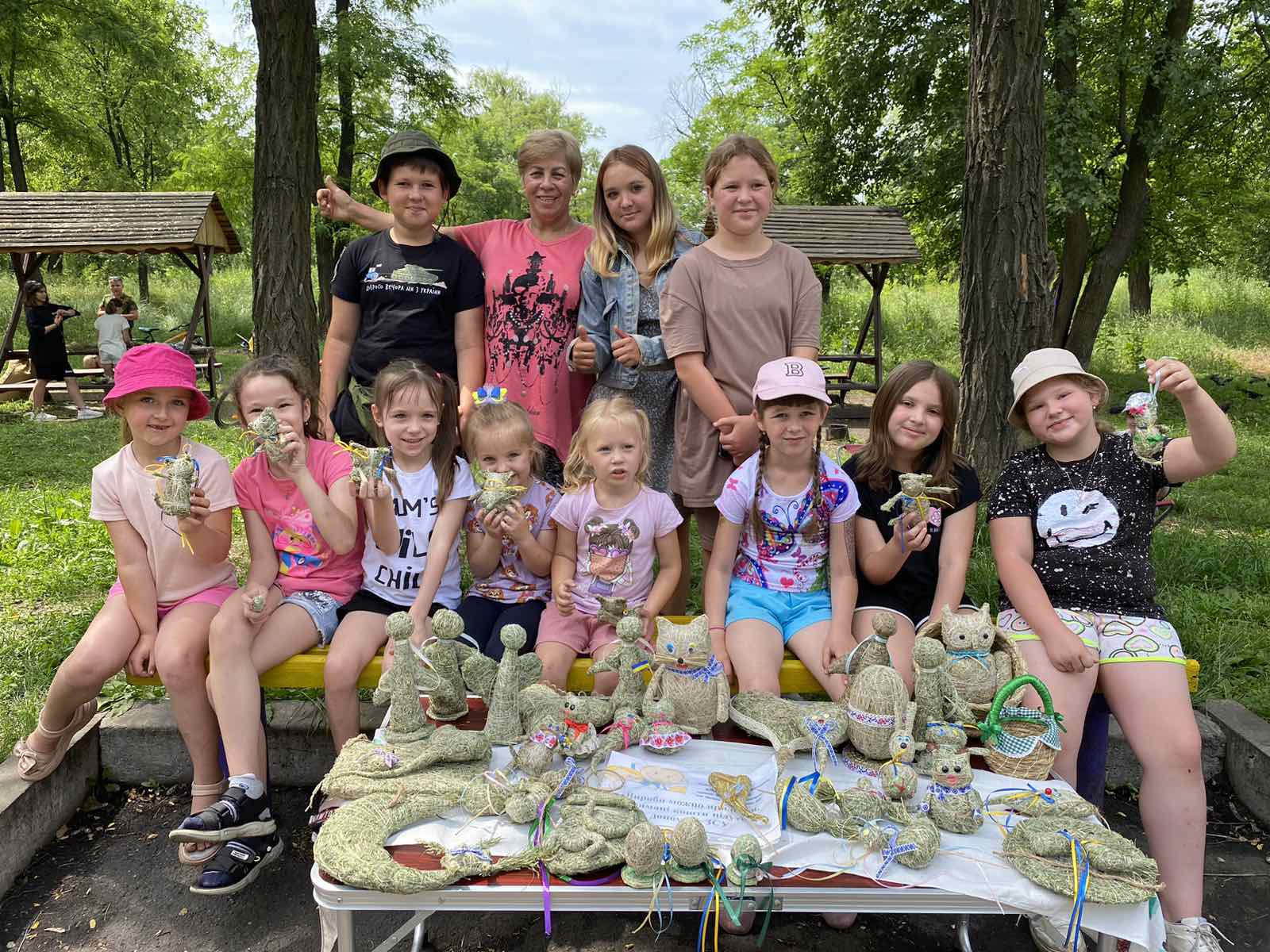 Детальніше про статтю Юні волонтери провели благодійний майстер-клас в Першотравенську