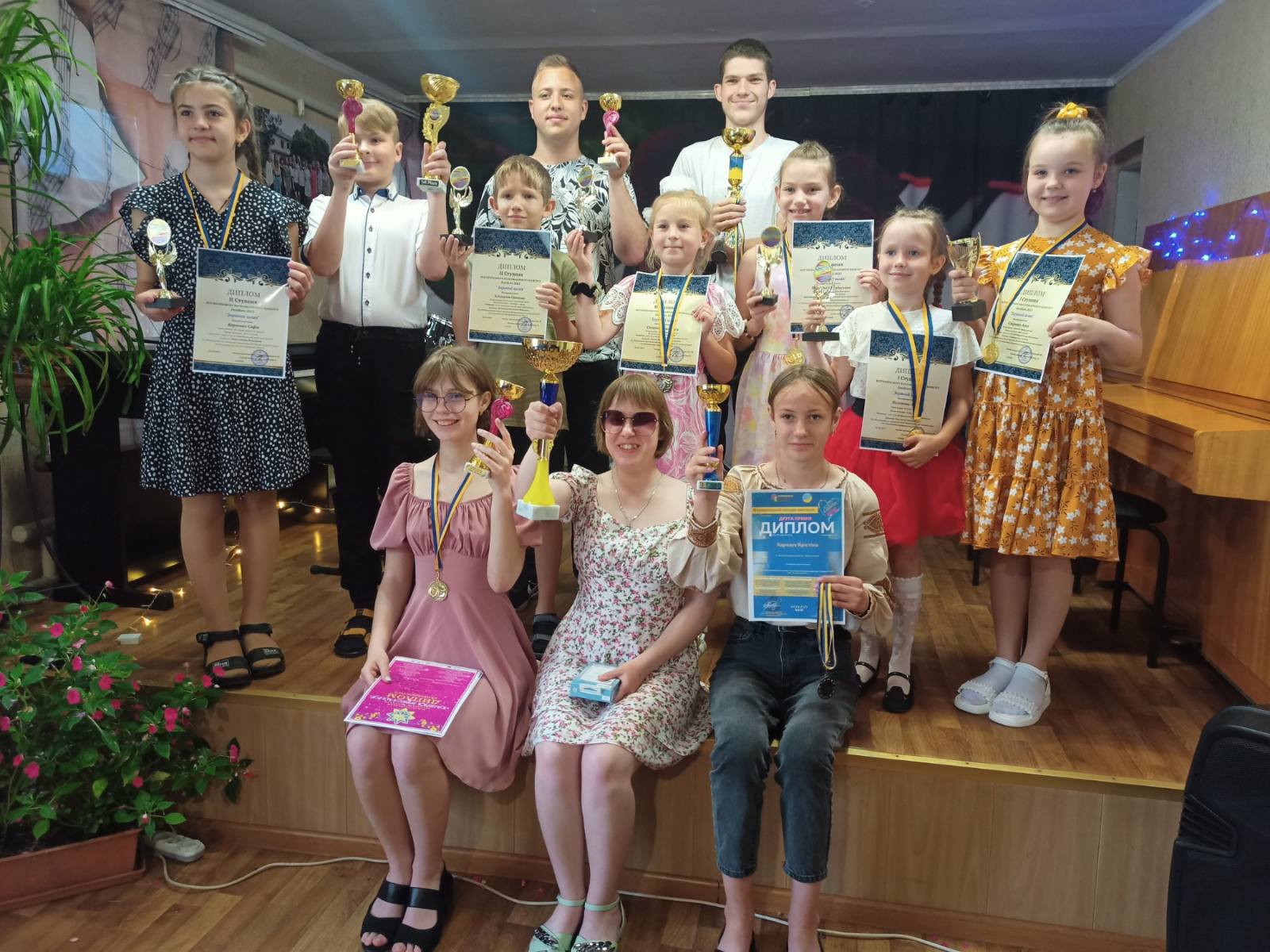 Детальніше про статтю Церемонію нагородження переможців музичних конкурсів провели в Петропавлівській школі мистецтв