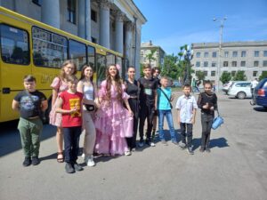 Read more about the article Діти з родин переселенців переглянули казковий мюзикл в театрі Дніпра