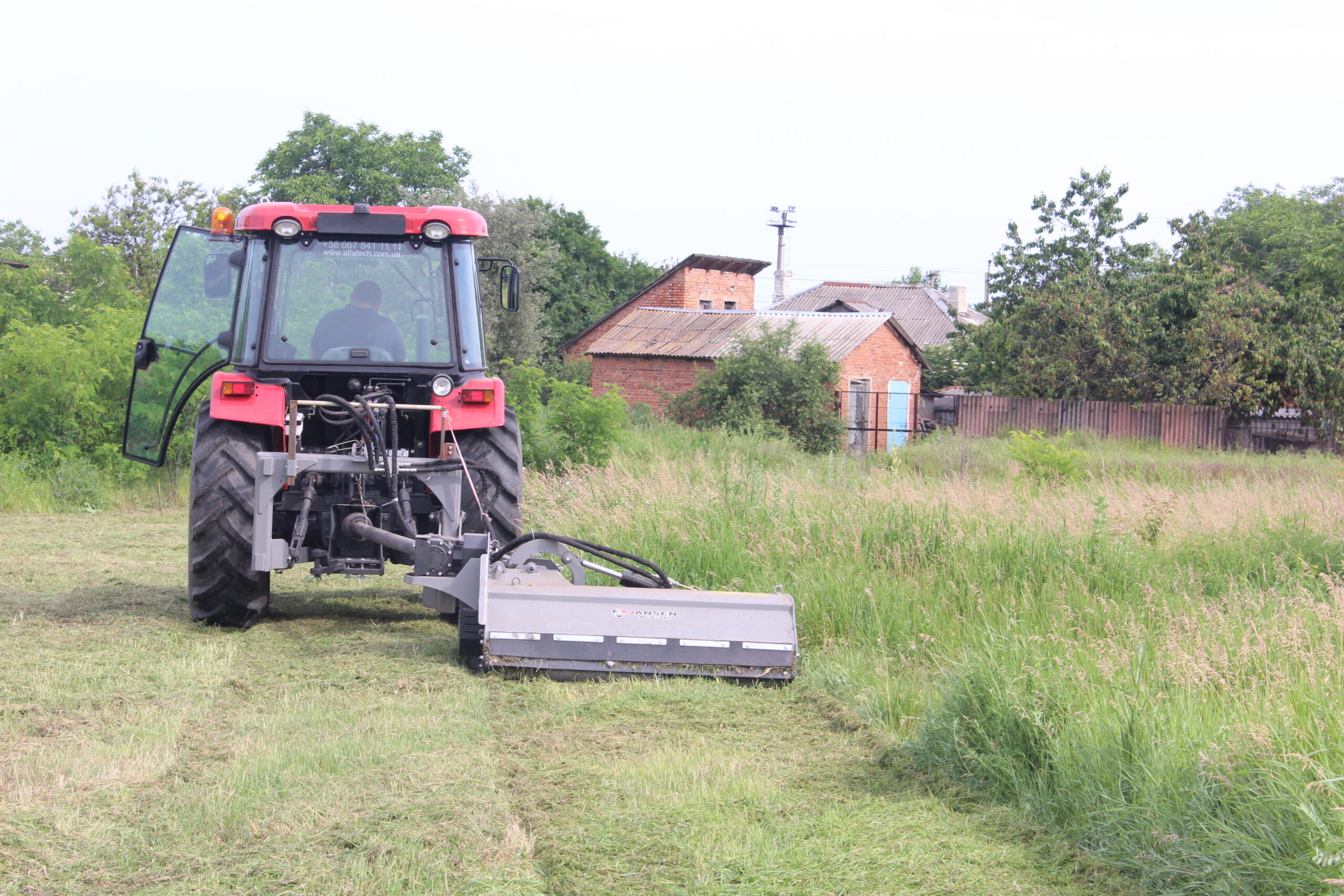 Ви зараз переглядаєте Новий трактор з покосом трави справляється на відмінно