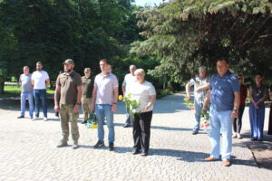 Детальніше про статтю У Петропавлівці покладанням квітів вшанували пам’ять жертв війни в Україні