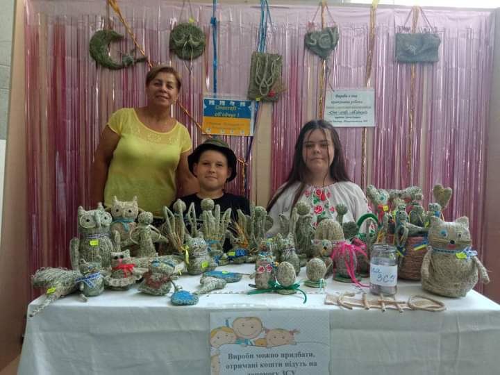 Ви зараз переглядаєте Виготовили із сіна пташку Миру і провели ярмарок на підтримку ЗСУ  