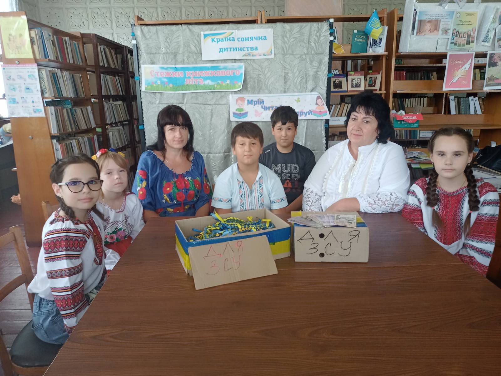 Ви зараз переглядаєте Діти із Лозового передали захисникам обереги і виручені кошти