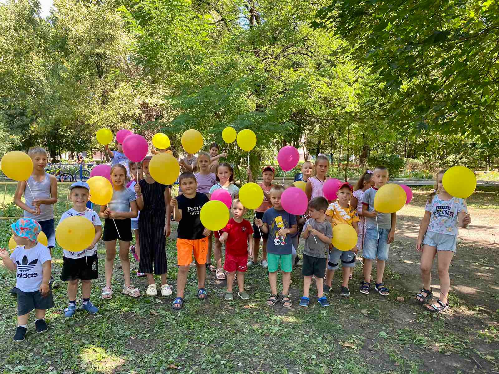 Детальніше про статтю Діти Петропавлівки із задоволенням беруть участь в спортивно-розважальній естафеті