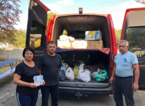 Детальніше про статтю Лозівчани передали продукти харчування українським бійцям на передову