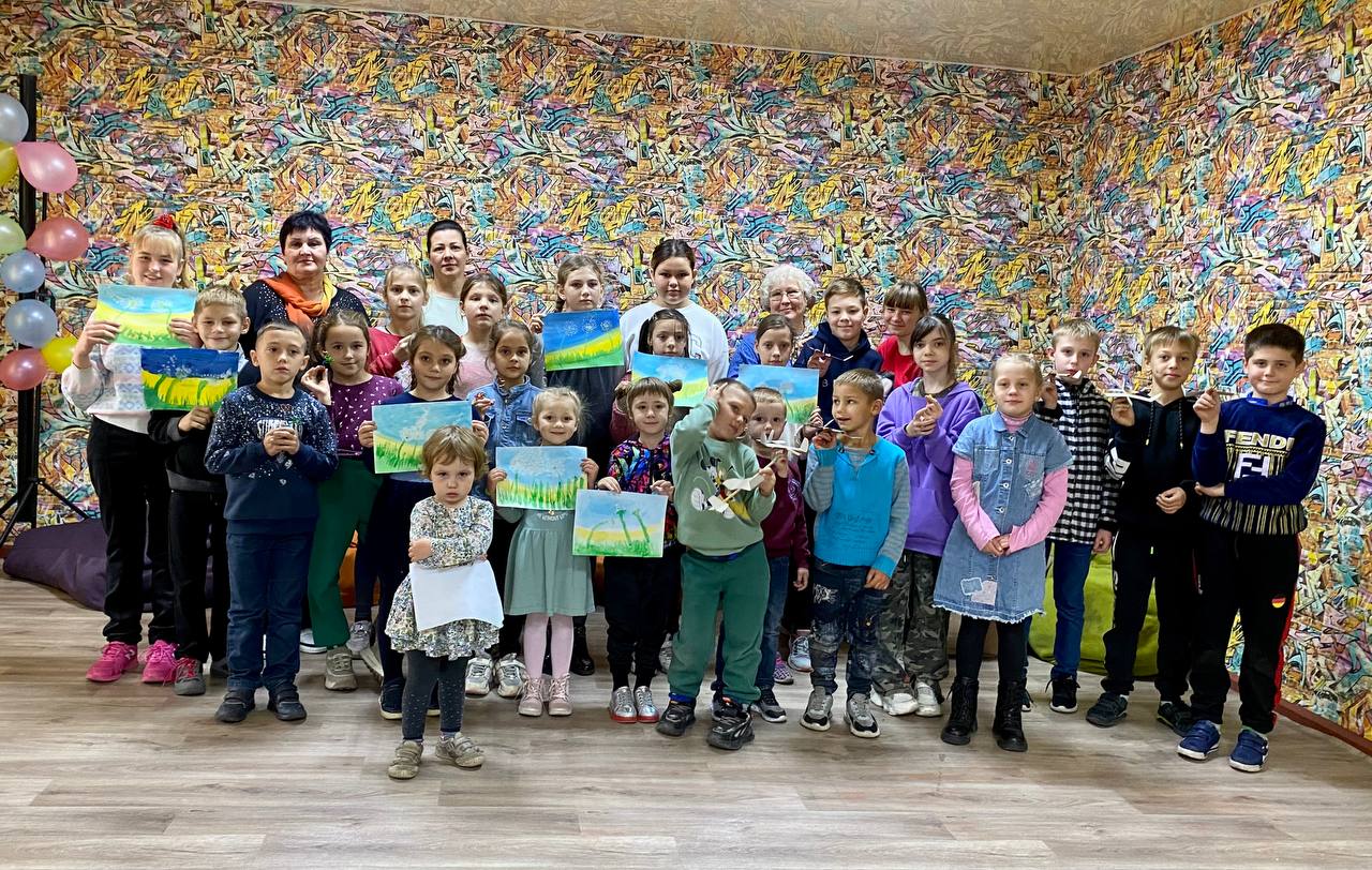 Детальніше про статтю Проєкт «Дитяча посмішка»: творчі майстер-класи провели для дітей Петропавлівської громади