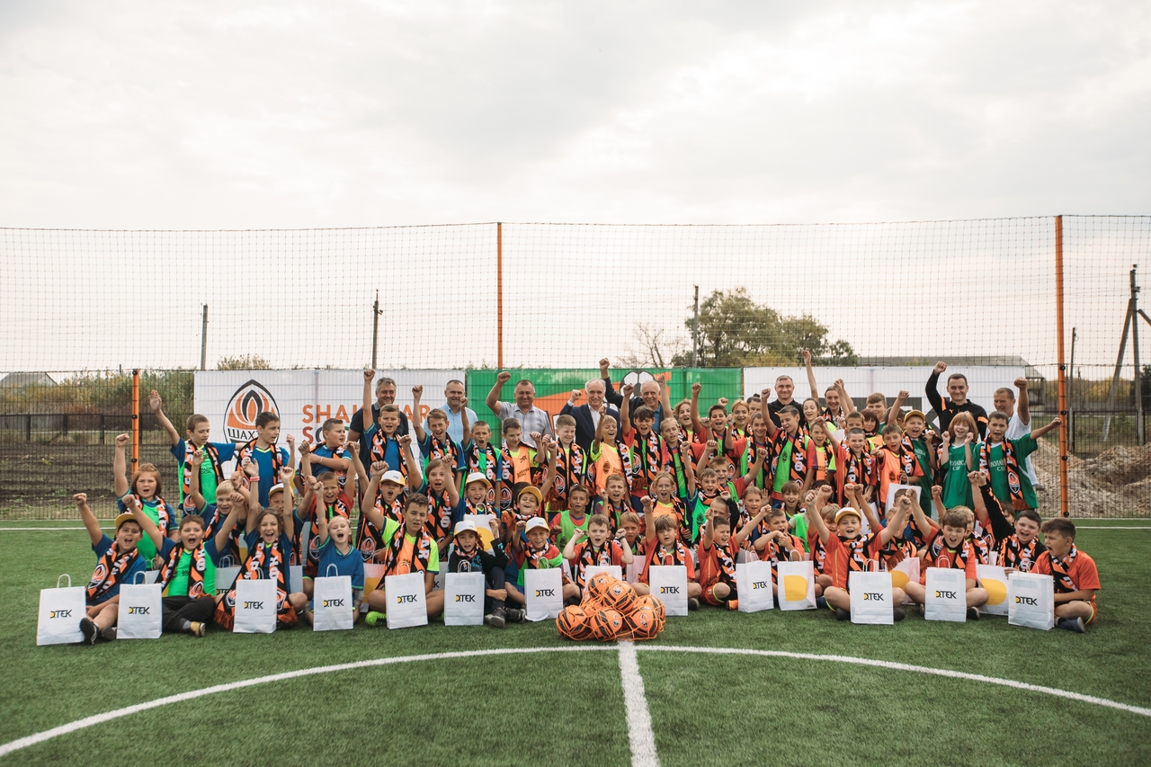 Ви зараз переглядаєте Діти Миколаївської громади займатимуться футболом за підтримки ДТЕК Енерго та ФК «Шахтар»