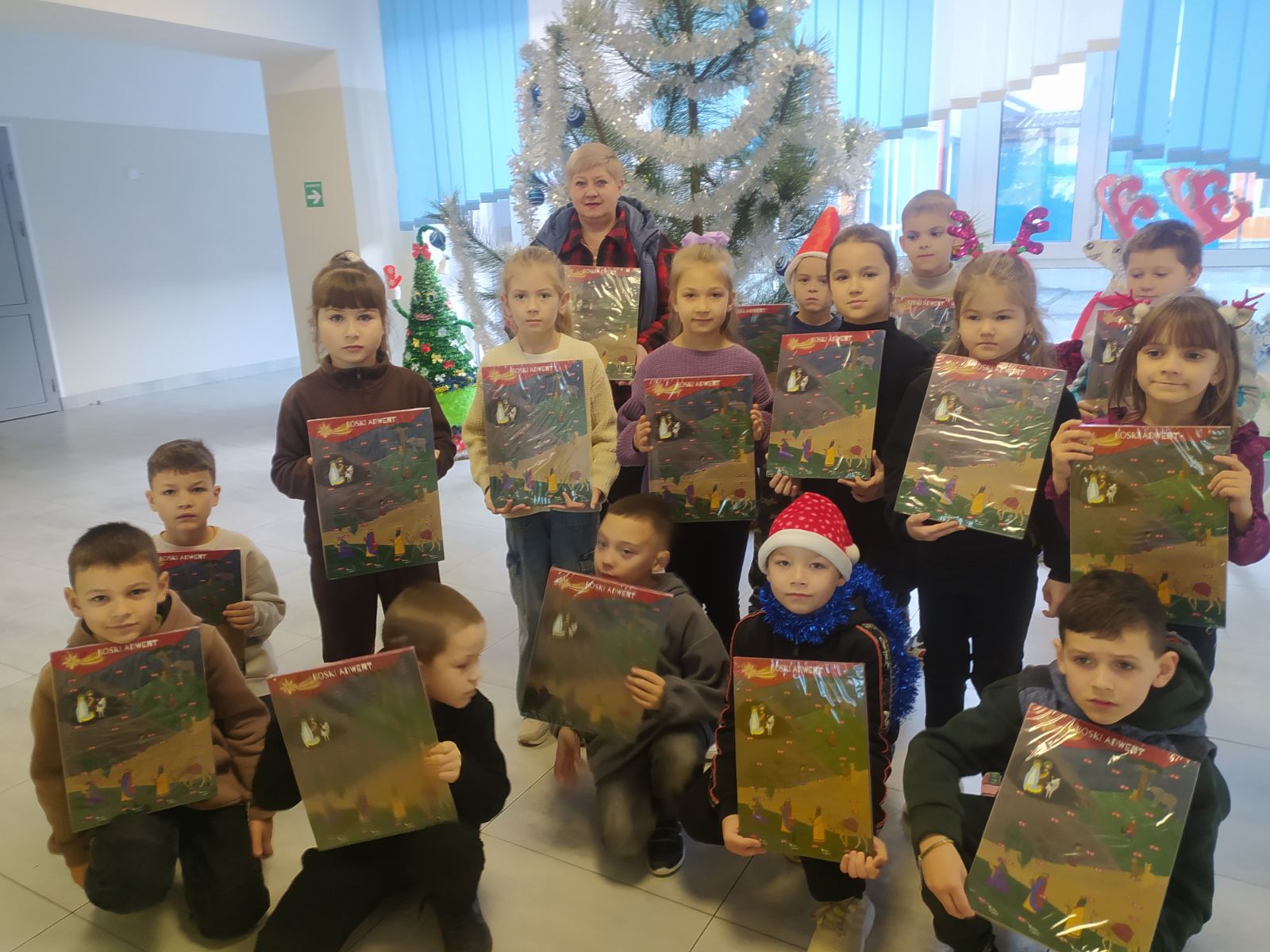 Детальніше про статтю Дітлахи ліцею №2 отримали подарунки від благодійного фонду «За майбутнє України»