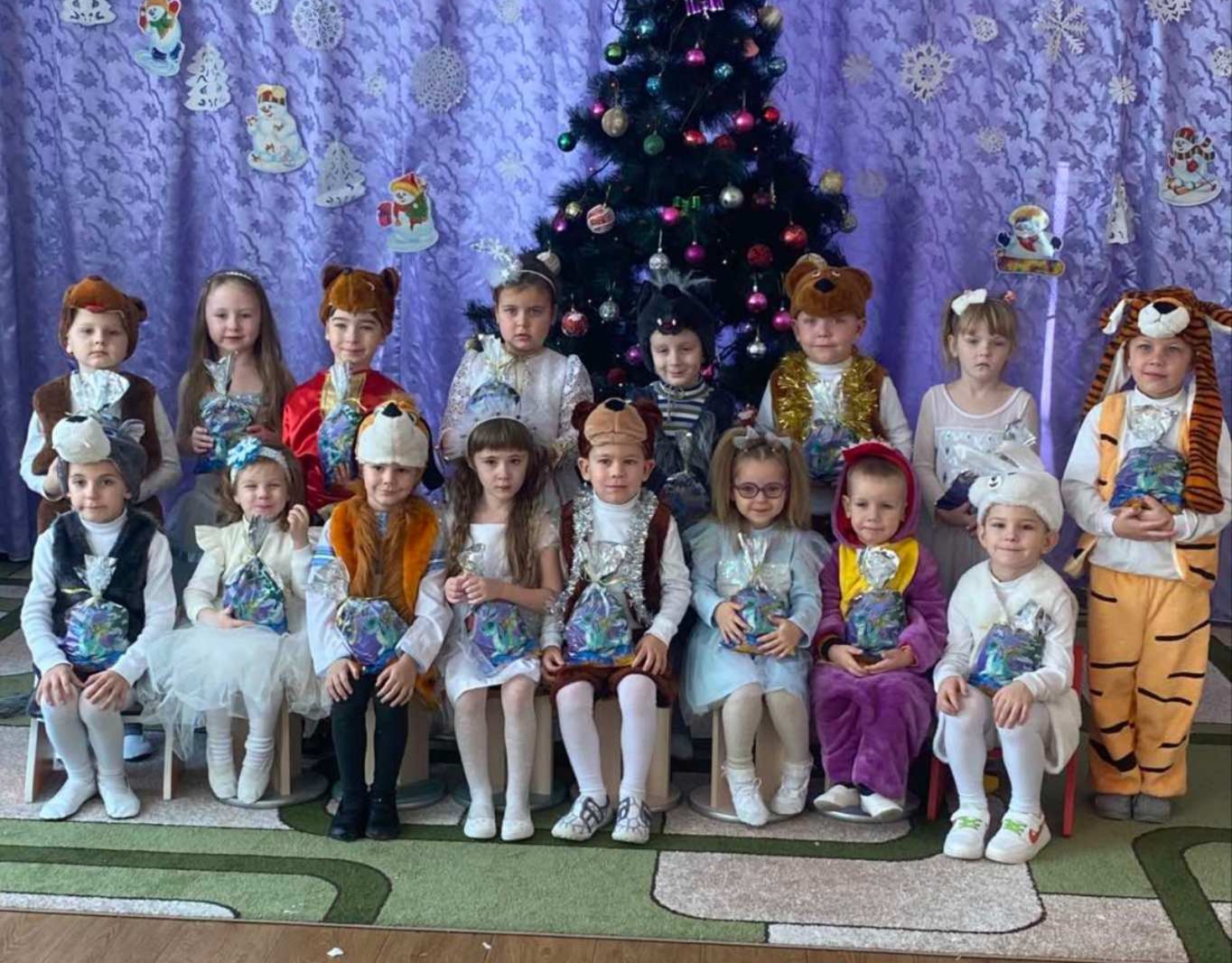 Детальніше про статтю Новорічне свято з подарунками влаштували для дітлахів садочка «Сонечко»
