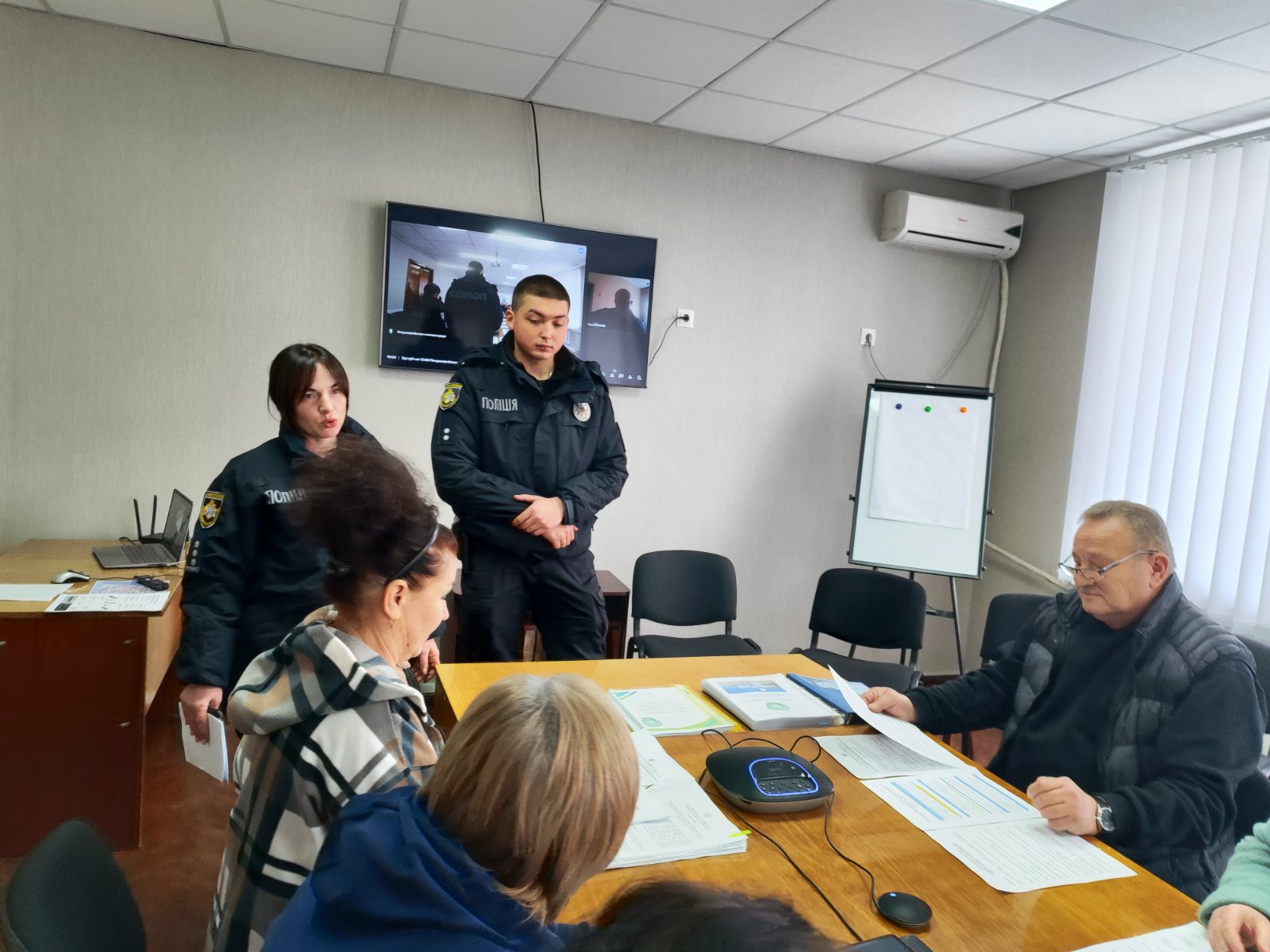 Детальніше про статтю Дільничні офіцери поліції Петропавлівської громади: Дотримання правопорядку – перш за все!