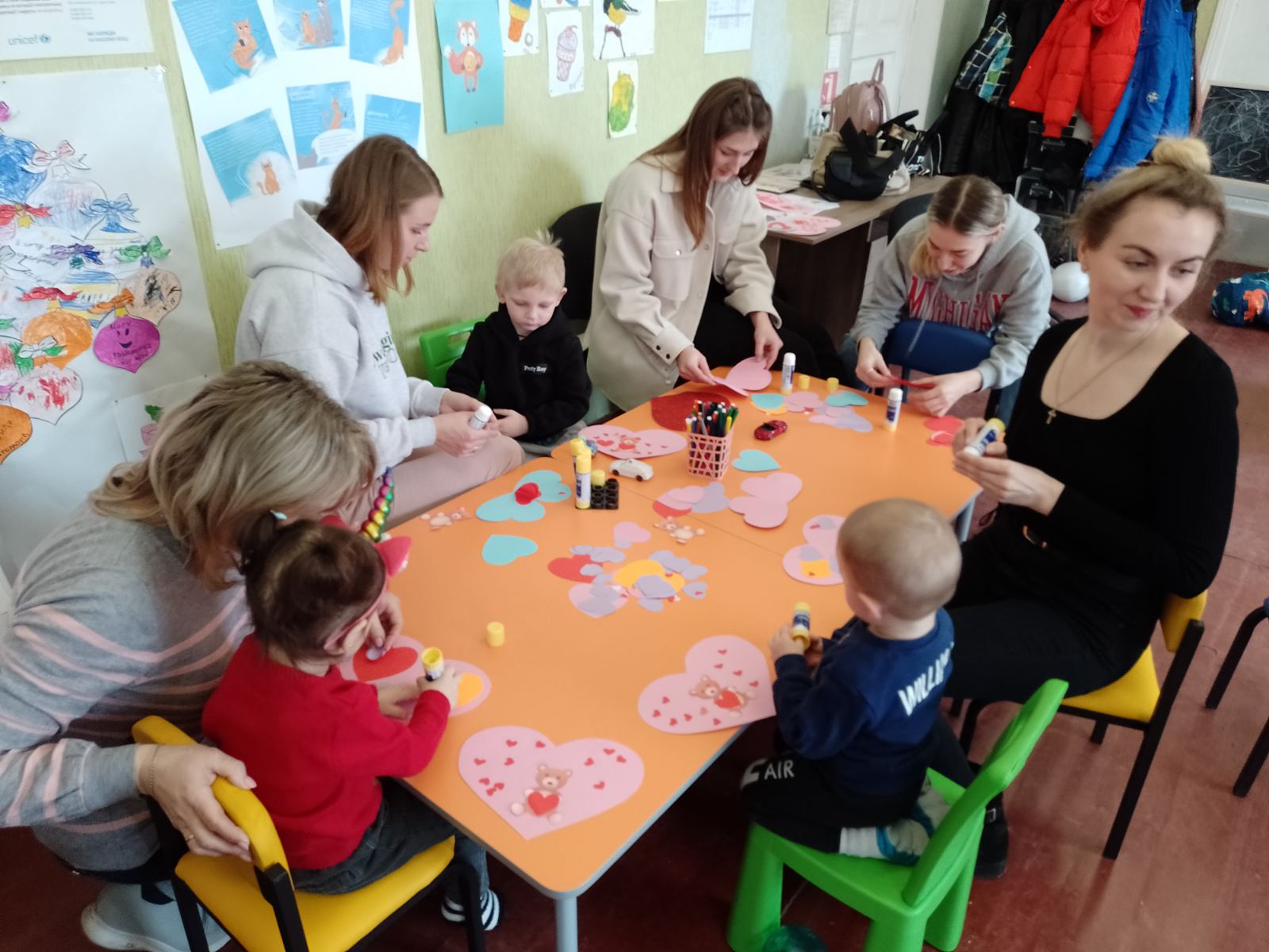 Детальніше про статтю Простір дружній до дитини: запрошуємо дітей та їхніх батьків на цікаві заняття