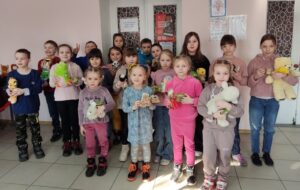 Детальніше про статтю Різноманітні іграшки дітям громади передала Ірина Коляса