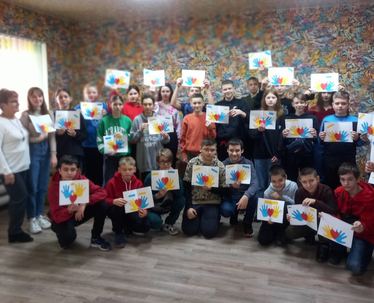 Детальніше про статтю Зустріч у молодіжному FocusHub: вшанували славетного Кобзаря та виготовили листівки захисникам