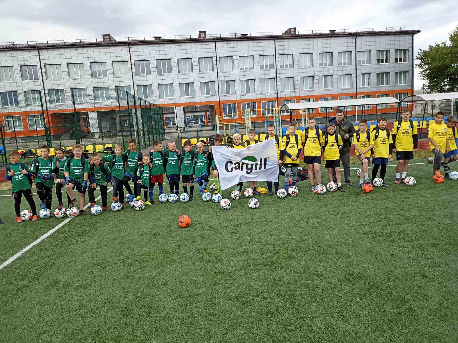 Детальніше про статтю Юні футболісти ФК “Тайфун” отримали подарунки 