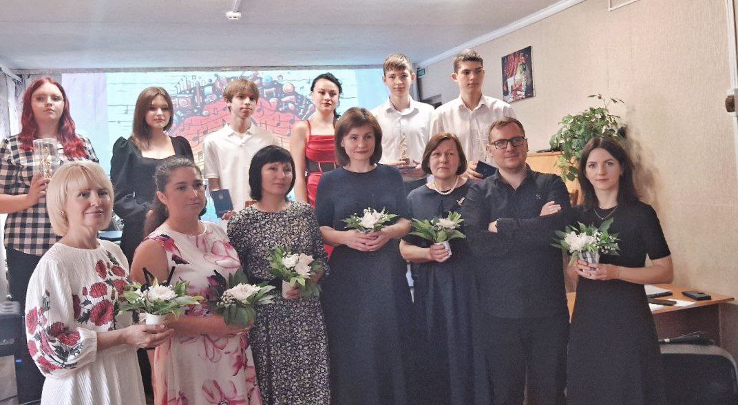 Детальніше про статтю Випускний у школі мистецтв