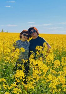 Детальніше про статтю Неймовірні волонтерки Любов Правда і Оксана Ляхімець:«В єдності наша сила!»