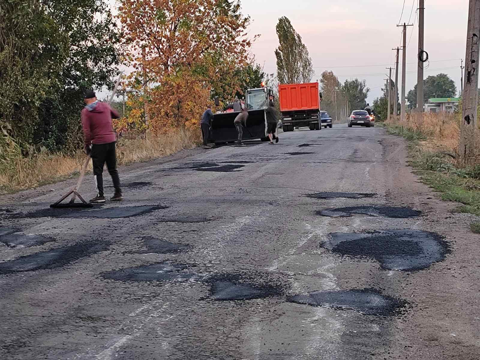Детальніше про статтю Ямковий ремонт на 333 квадратних метрах автошляху від  Петропавлівки до АЗС району Пенькозаводу  виконано за рахунок підприємця