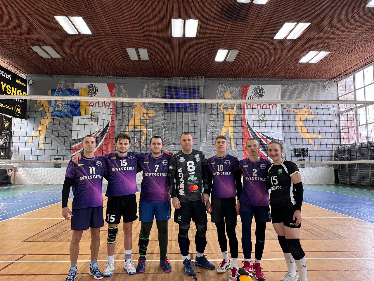 Детальніше про статтю Наші волейболісти впевнено утримують лідерство