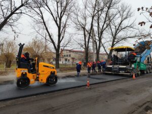 Детальніше про статтю Вулиця Шкільна у селищі Петропавлівка : дорожнє покриття змінюється на очах