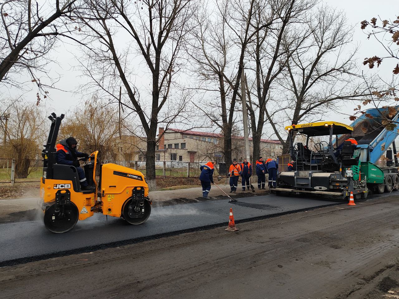 Детальніше про статтю Вулиця Шкільна у селищі Петропавлівка : дорожнє покриття змінюється на очах