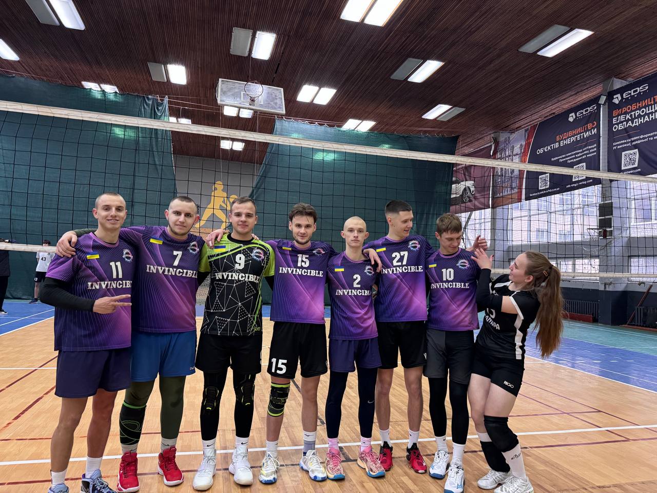 Ви зараз переглядаєте  Наші волейболісти утримують впевнене лідерство